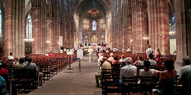Billede indefra Notre Dame kirken i Paris