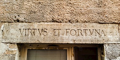 Billede af latinske bogstaver over en dør - Virtus et Fortuna