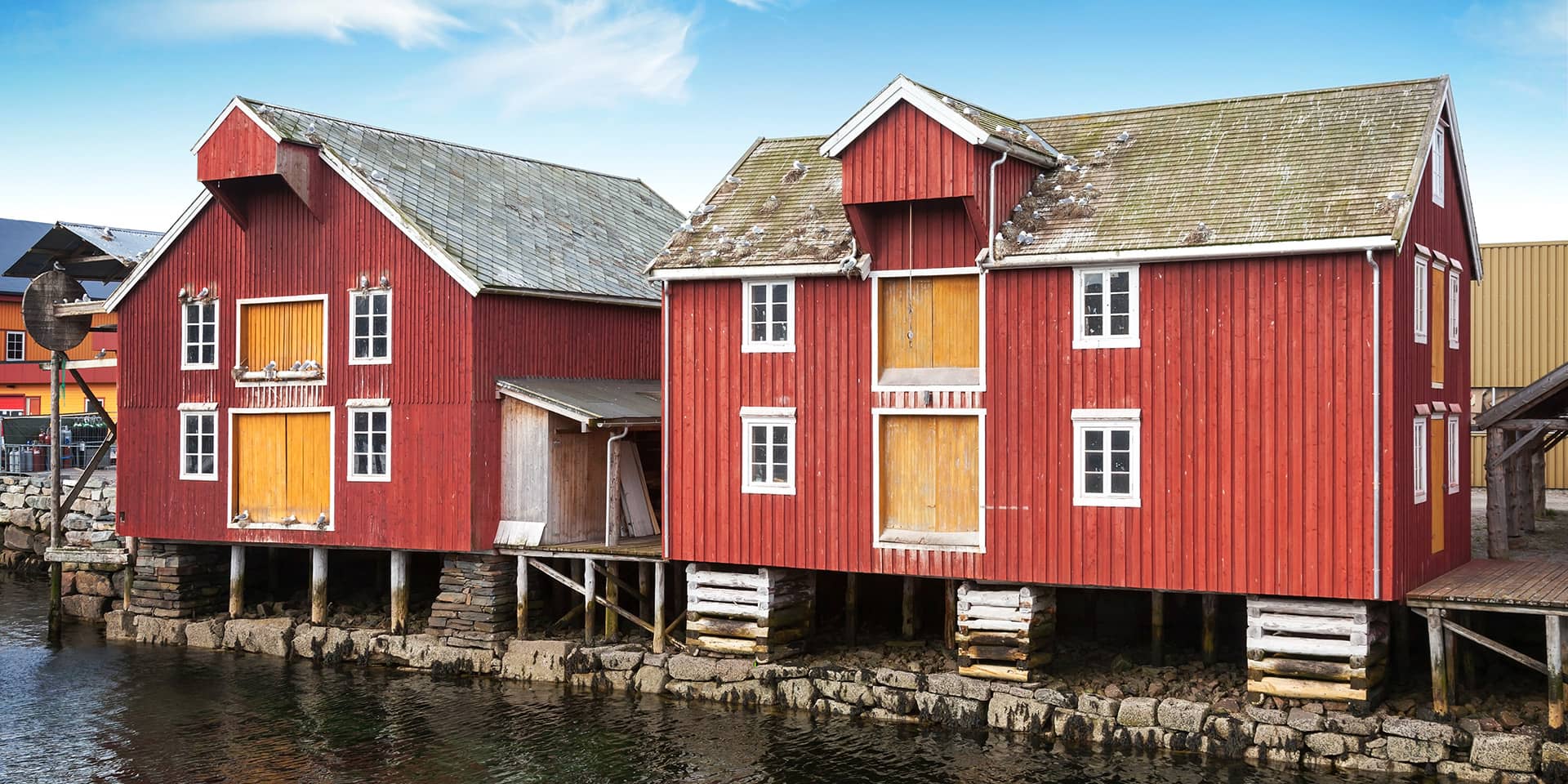 Billede af røde træhuse i Norge