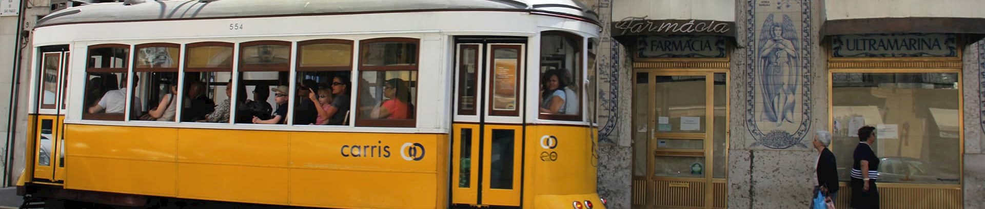 Billede af gul sporvogn i gaden i Portugal