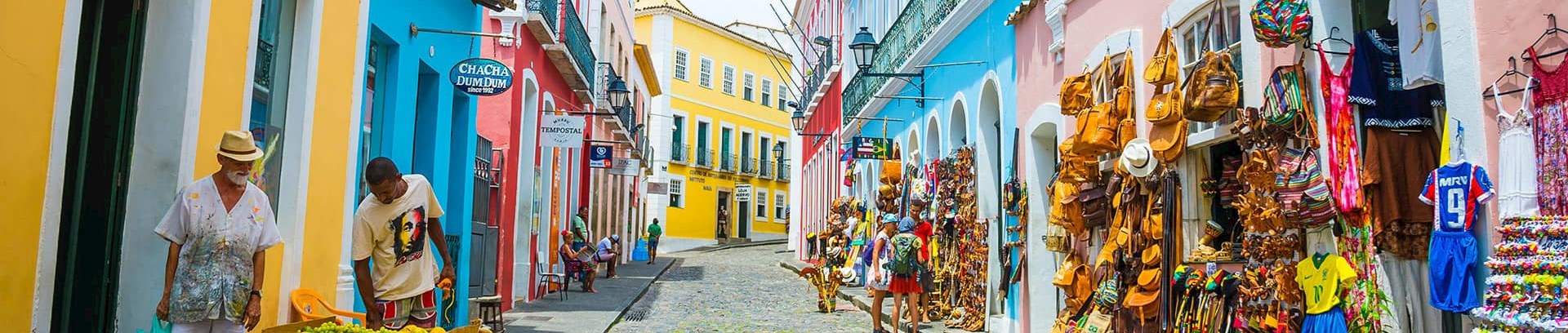 Billede af farvestrålende gade i Salvador, Brasilien