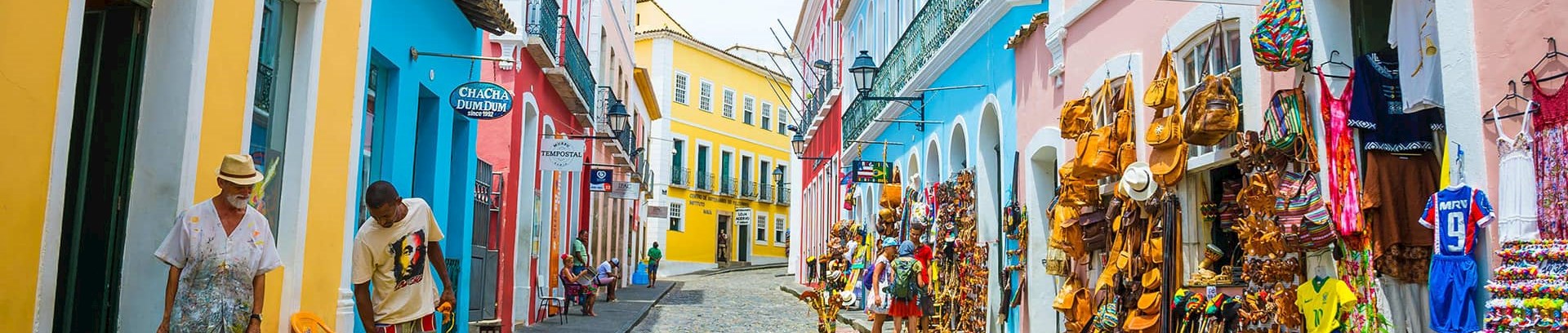 Billede af farvestrålende gade i Salvador, Brasilien