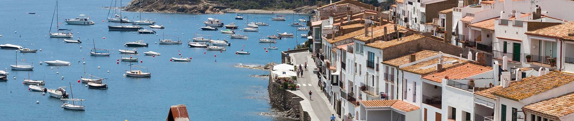 Billede af hvid by ved middelhavet i Spanien
