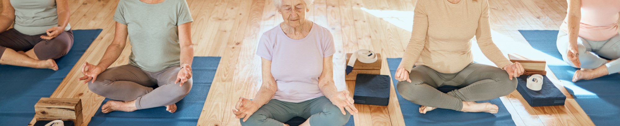 Ældre kvinder til mindful yoga