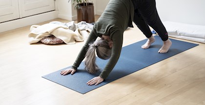 foto af kvinde der dyrker yoga