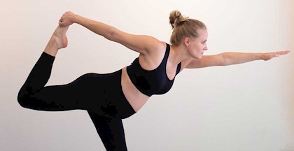 Gravid kvinde dyrker yoga træning før fødslen FOF Køge Bugt