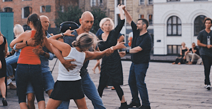 Kursister danser Argentinsk Tango i det fri, Dansehold hos FOF Køge Bugt