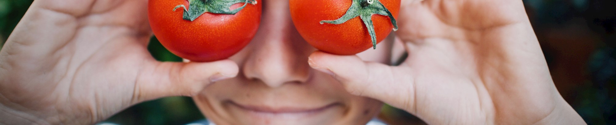 Dreng med tomater