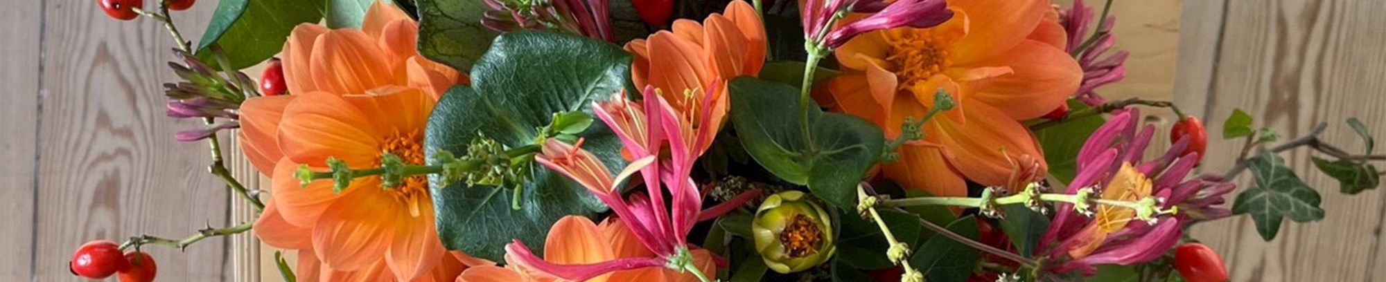 blomster dekoration orange - Jannie Kløve kurser hos FOF i Randers i blomsterbinding
