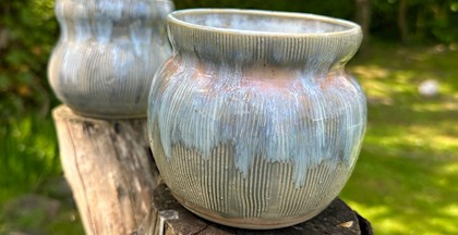 foto af keramik i blå og grå - 2 skåle på en træstub