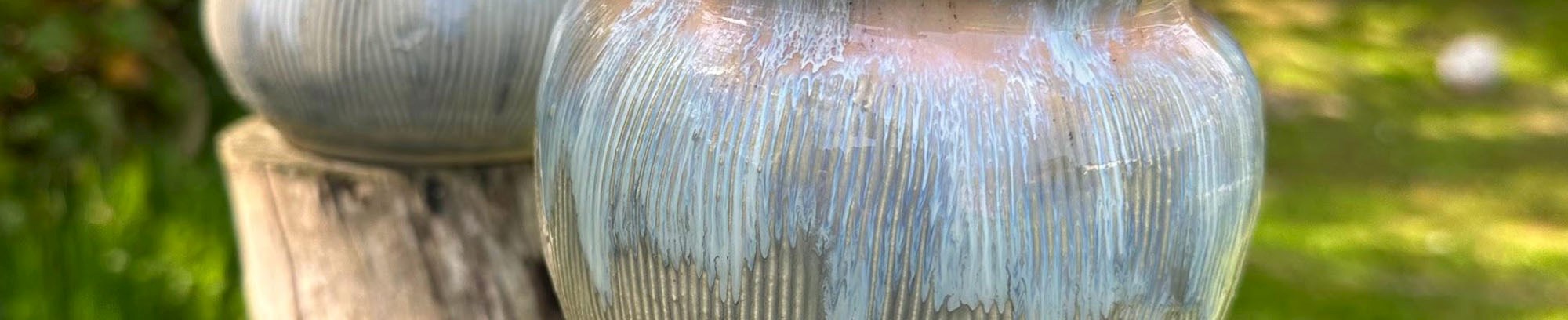 foto af keramik i blå og grå - 2 skåle på en træstub