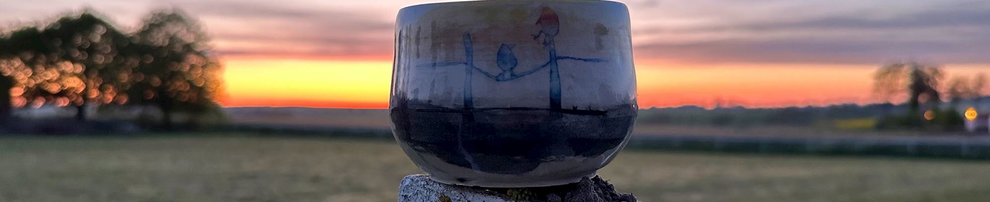 keramik skål ved mark solnedgang