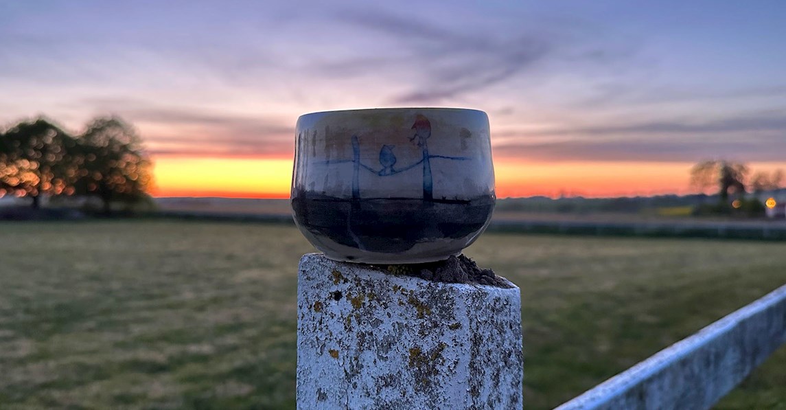 keramik skål ved mark solnedgang