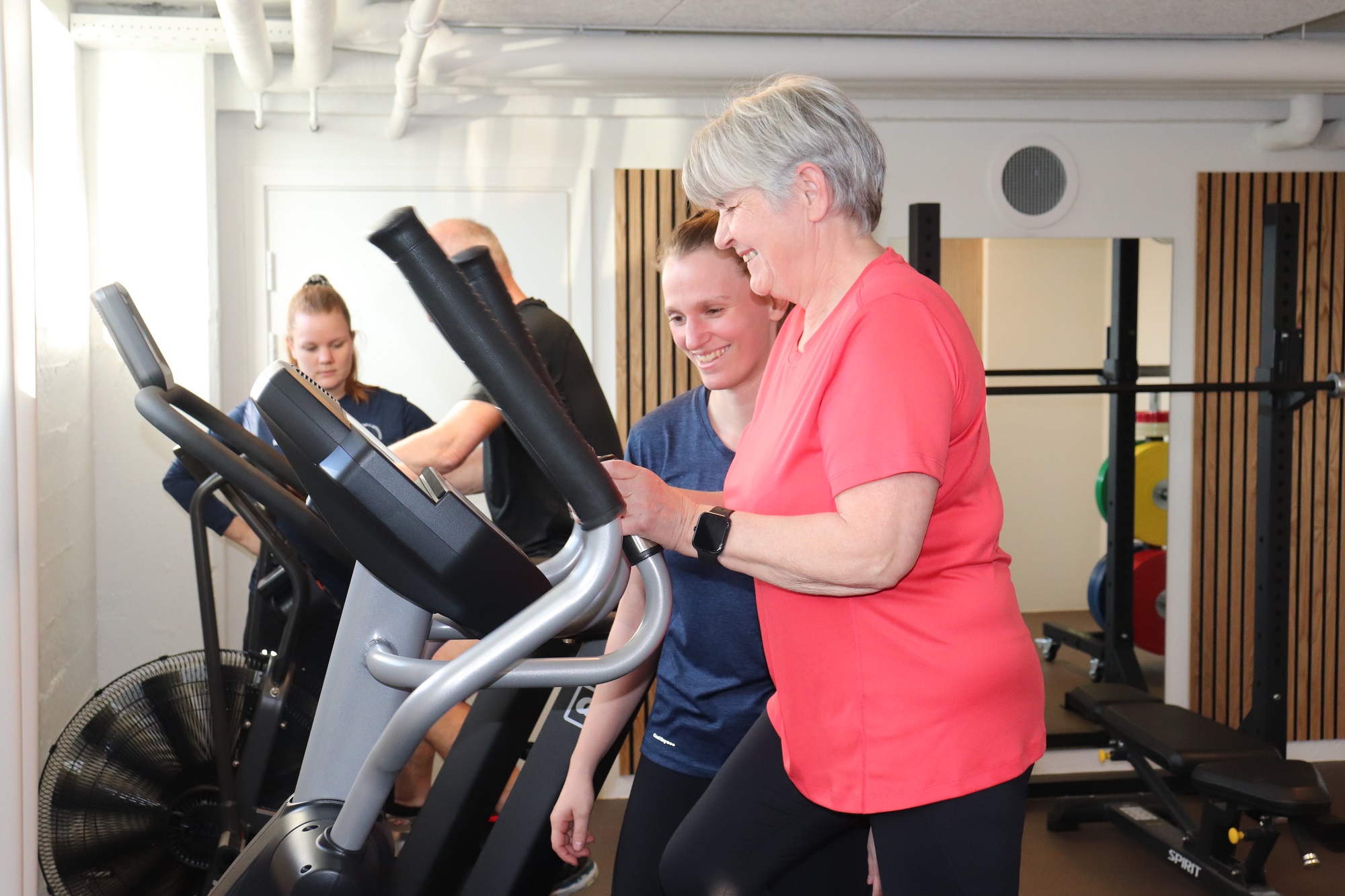 social fitness - FOF Randers i samarbejde med Thomsen Fysioterapi og Træning - hyggelig træning på fitness-maskiner