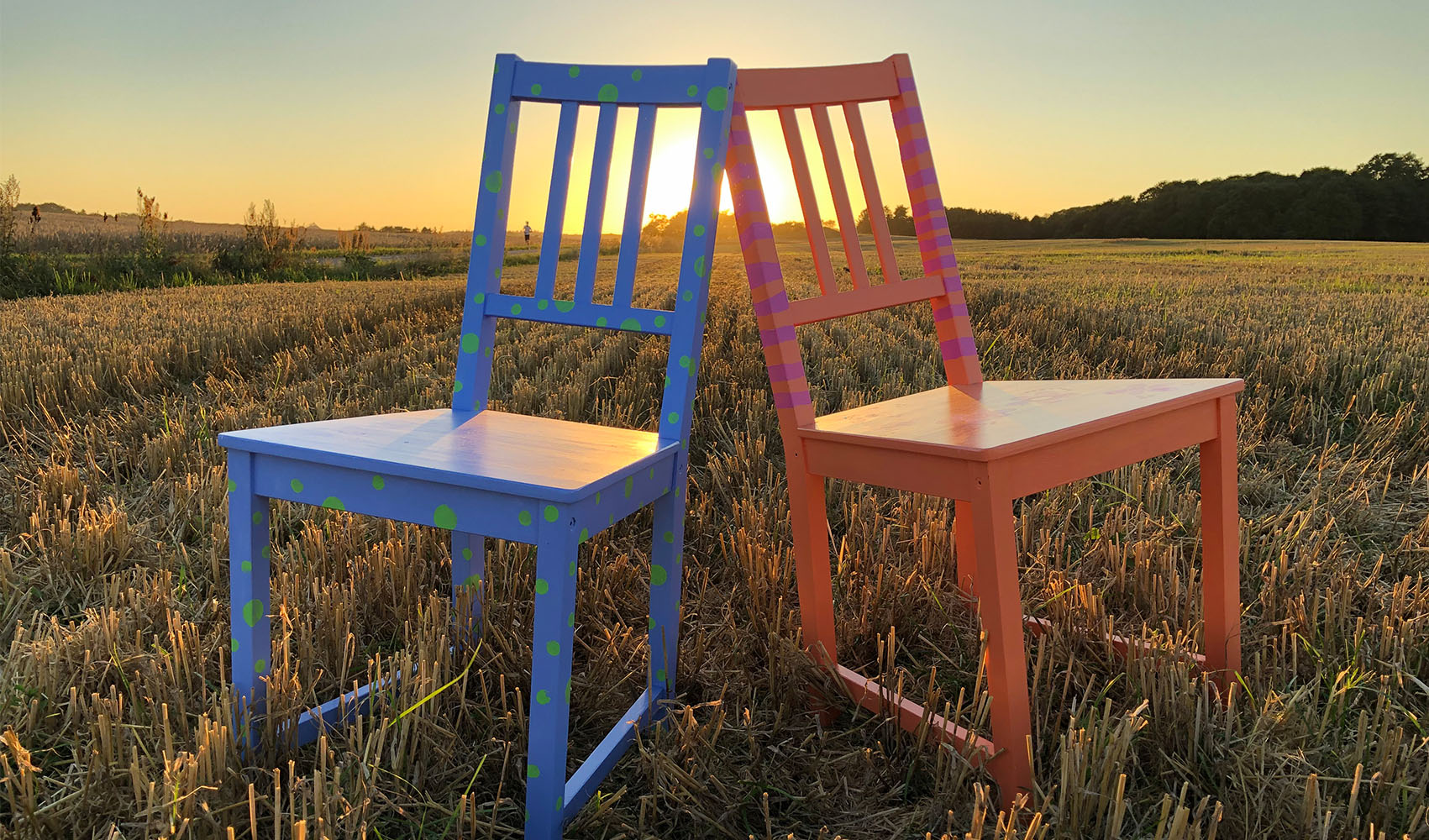 foto af stole nymalede med mønster står ude i solnedgang
