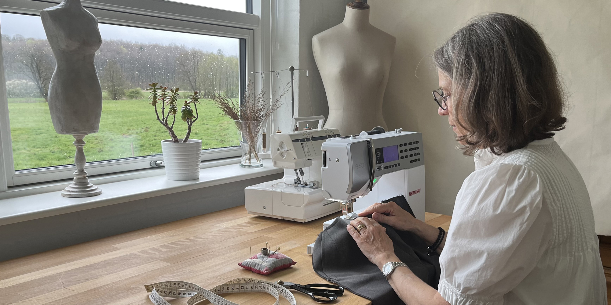 FOF Sønderjylland Syning og modeludvikling Gitte Nyeman kvinde ved symaskine