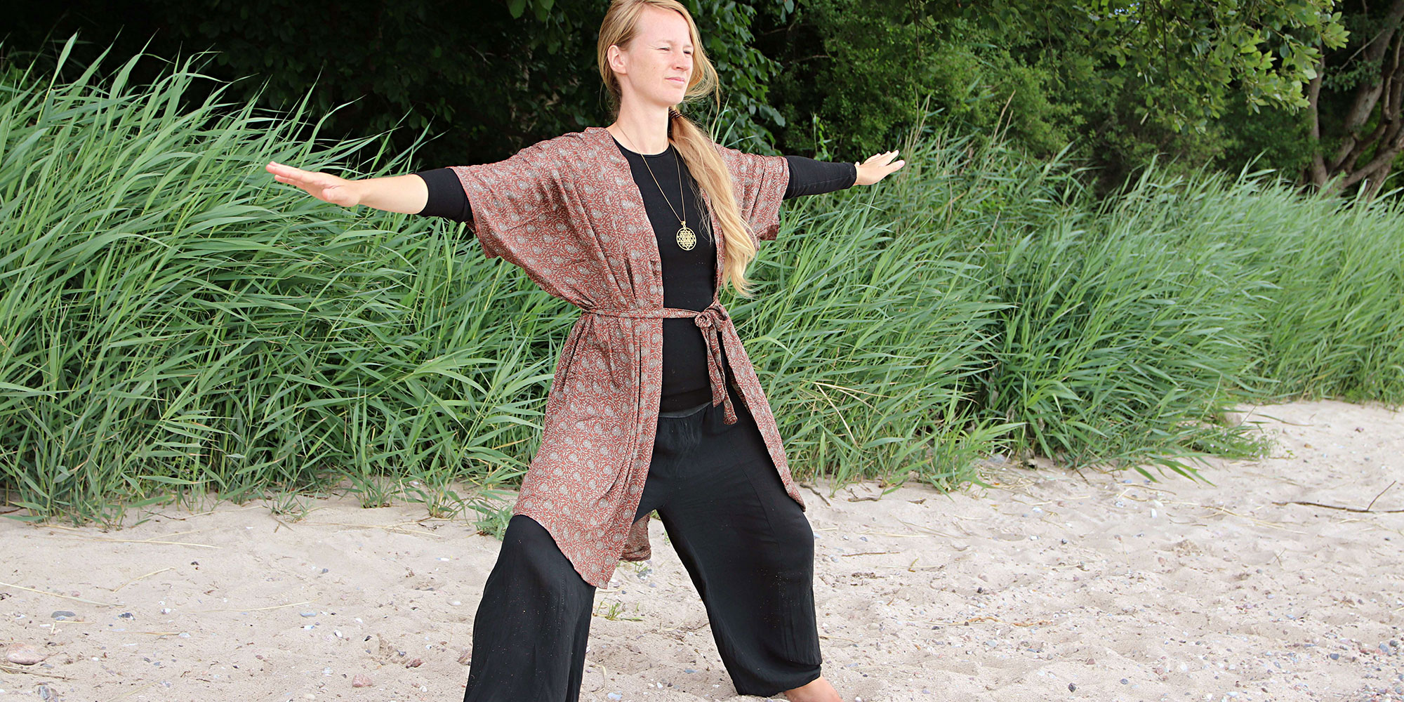 FOF Sønderjylland Qigong kvinde står i naturen