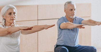 FOF Sønderjylland Stoleyoga Nina Fink Isaksen to ældre sidder i yogastilling