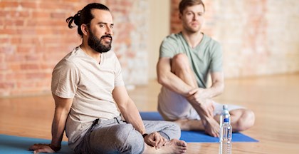 FOF Sønderjylland Yoga for mænd to mænd sidder på yogamåtter