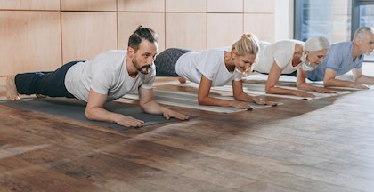 FOF Sønderjylland Yoga fire personer i yogastilling på gulv
