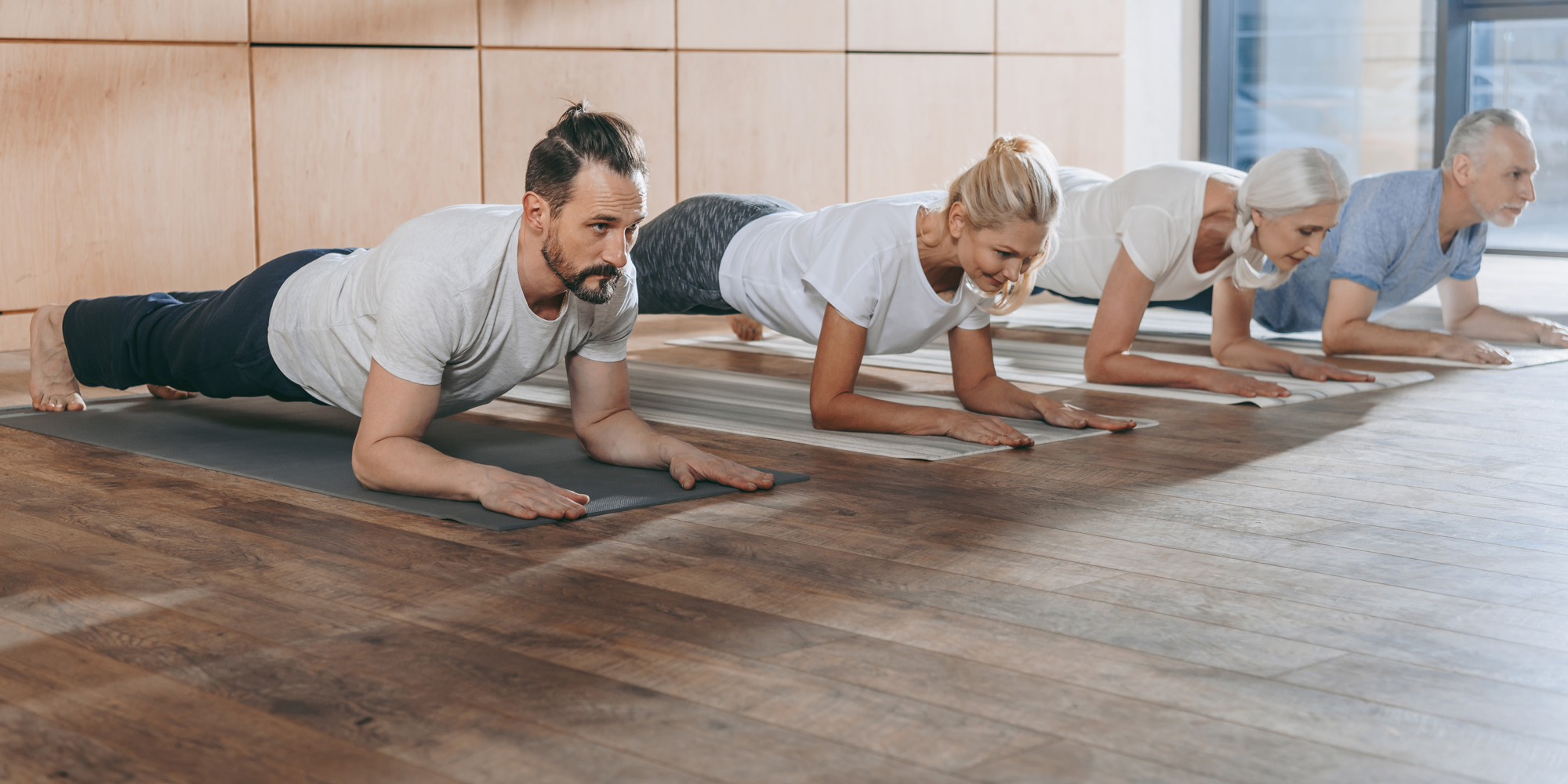 FOF Sønderjylland Yoga fire personer i yogastilling på gulv