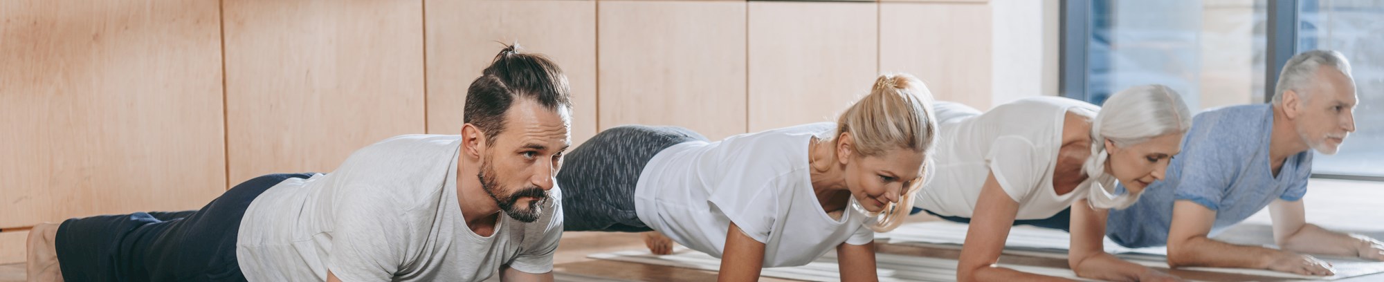 FOF Sønderjylland Yoga fire personer i yogastilling på gulv