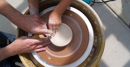 Gå til keramik for børn og unge i ferien