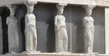 Romerske statuesøjler i et monument