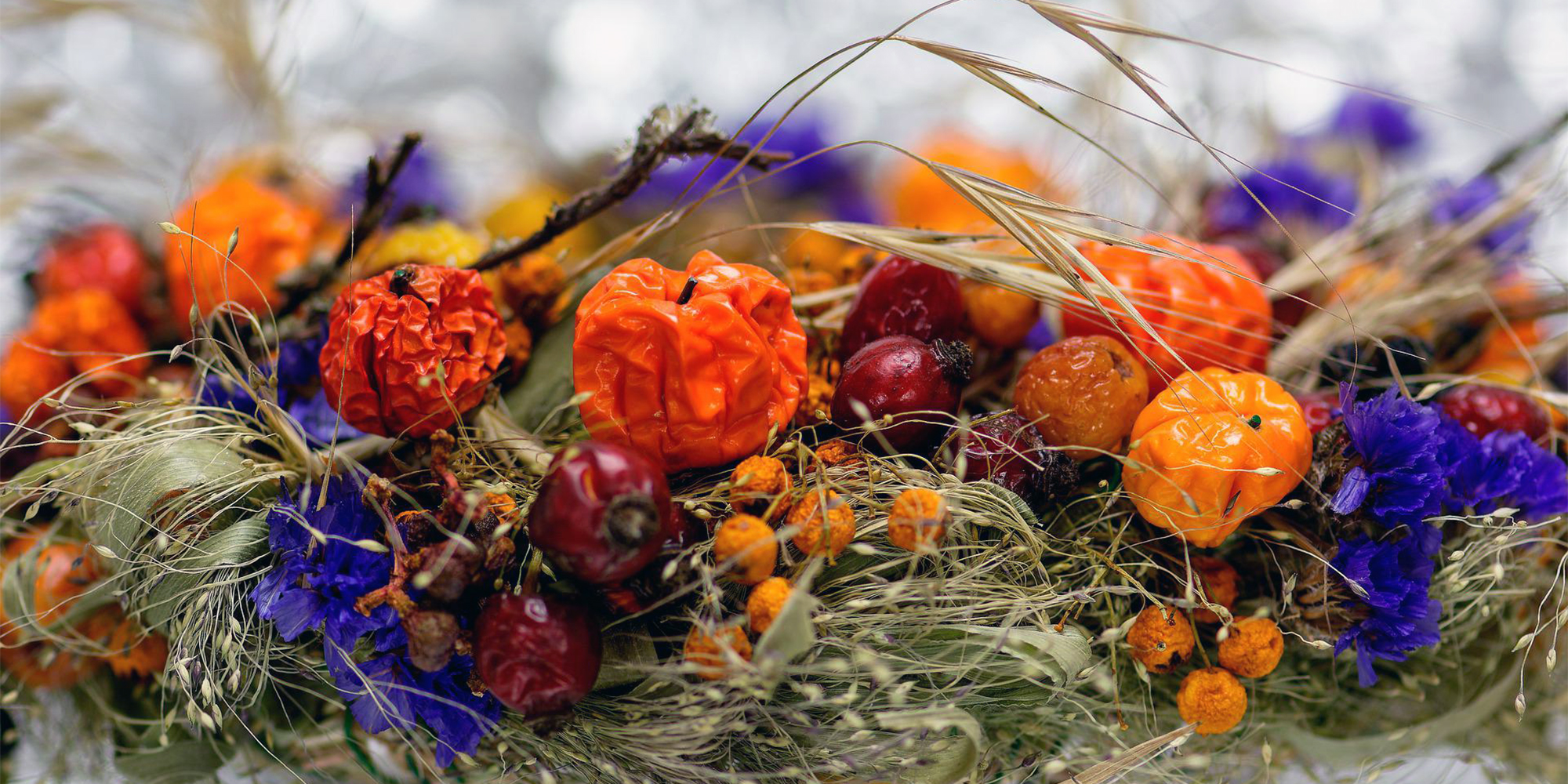 Close-up på en blomsterkrans med efterårstema