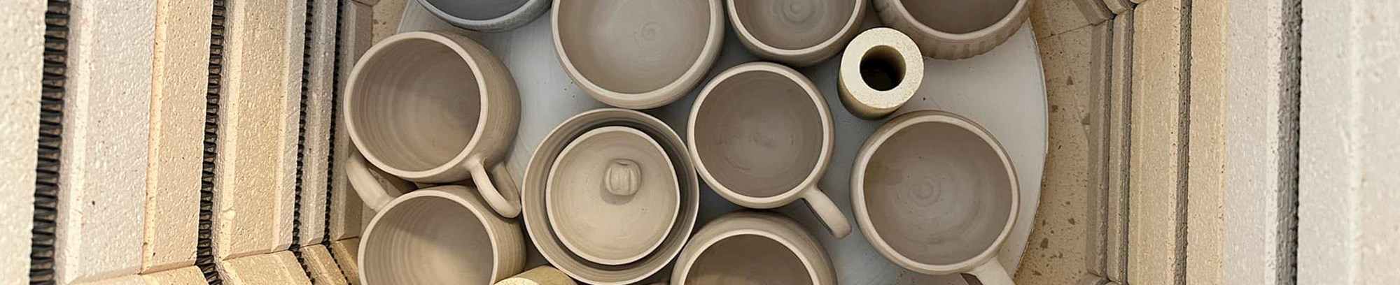 Keramik i en keramikovn i Majbrits værksted
