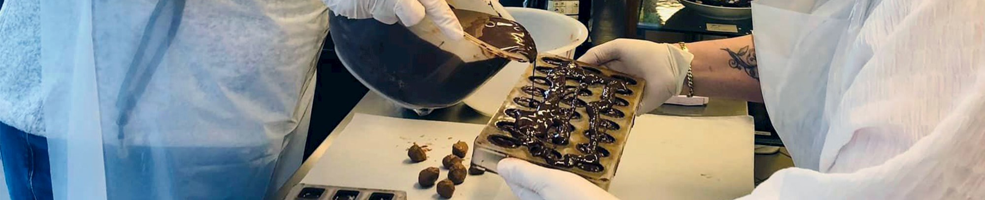 Kursister, der hælder chokolade ned i forme