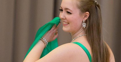 Amanda Bro i grønt mavedans kostume og smykker