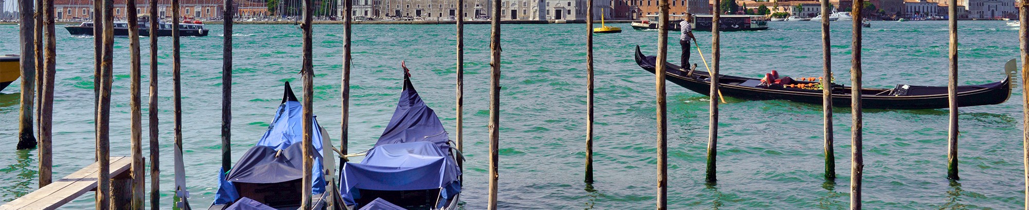 Gondola på kanal i Venedig i Italien