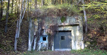 Indgangen til REGAN Vest i Rold Skov. Herfra fører en 300 m lang tunnel ind i kalkbakken til bunkerens to ringe.