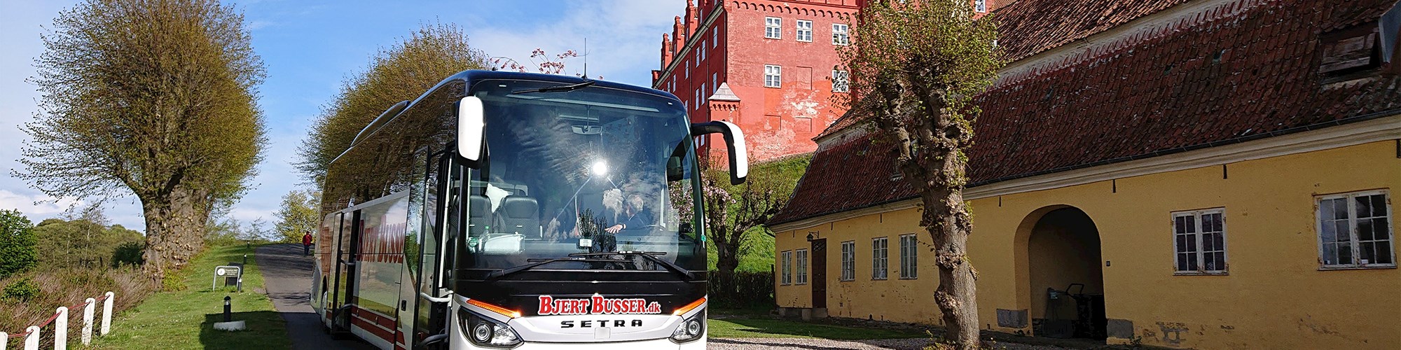 Bus der holder foran Tranekær Slot