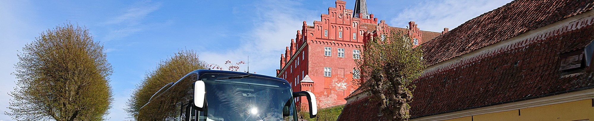 Bus holder foran Tranekær Slot