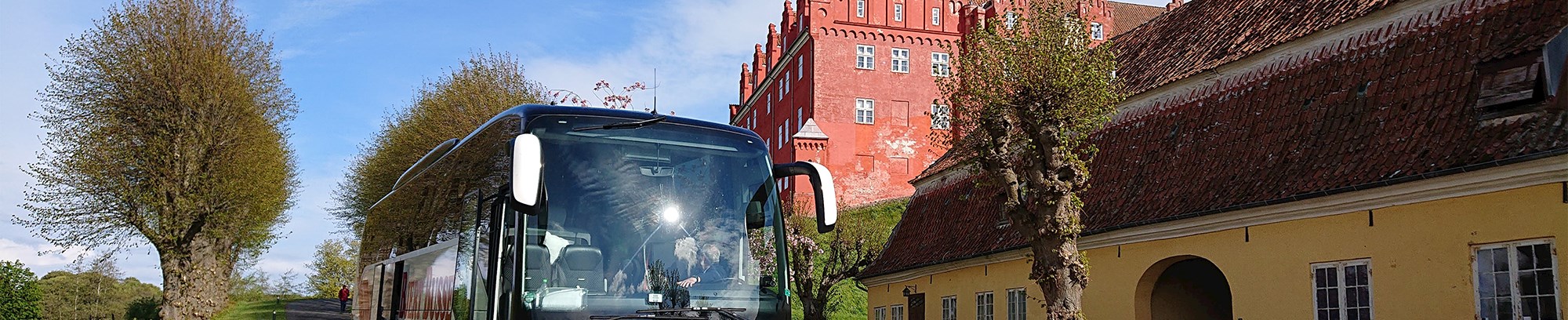 Bus holder foran Tranekær Slot