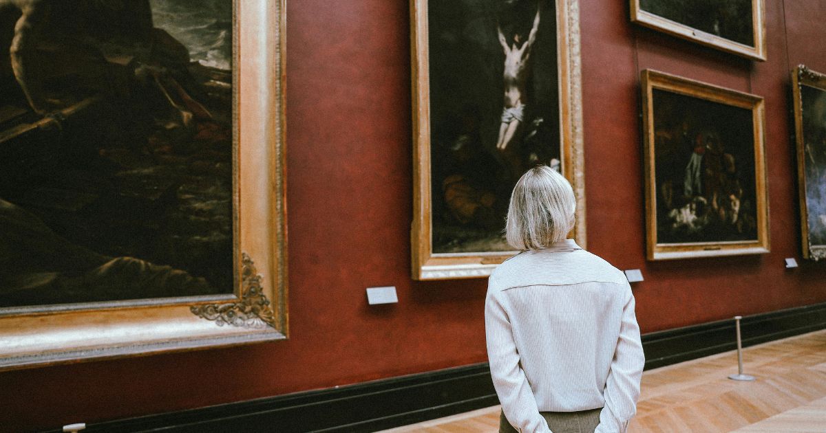 Kvinde der kigger på et maleri