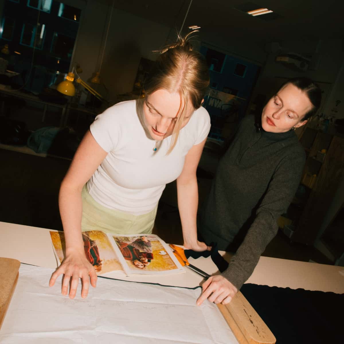 To unge kvinder på et sykursus