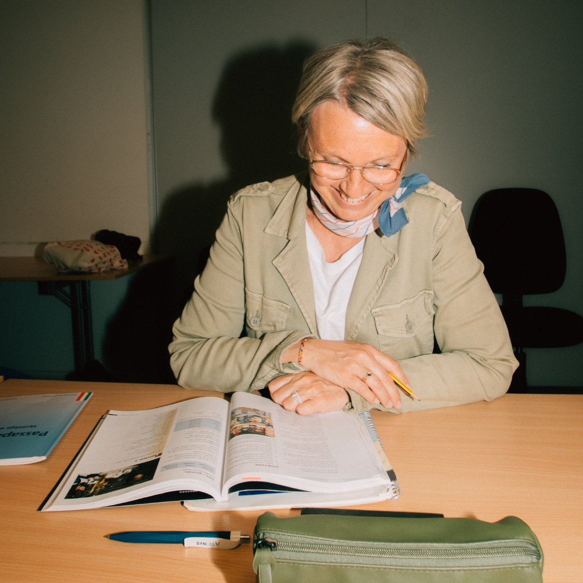 Kvinde på sprogkursus i FOF Aftenskolen