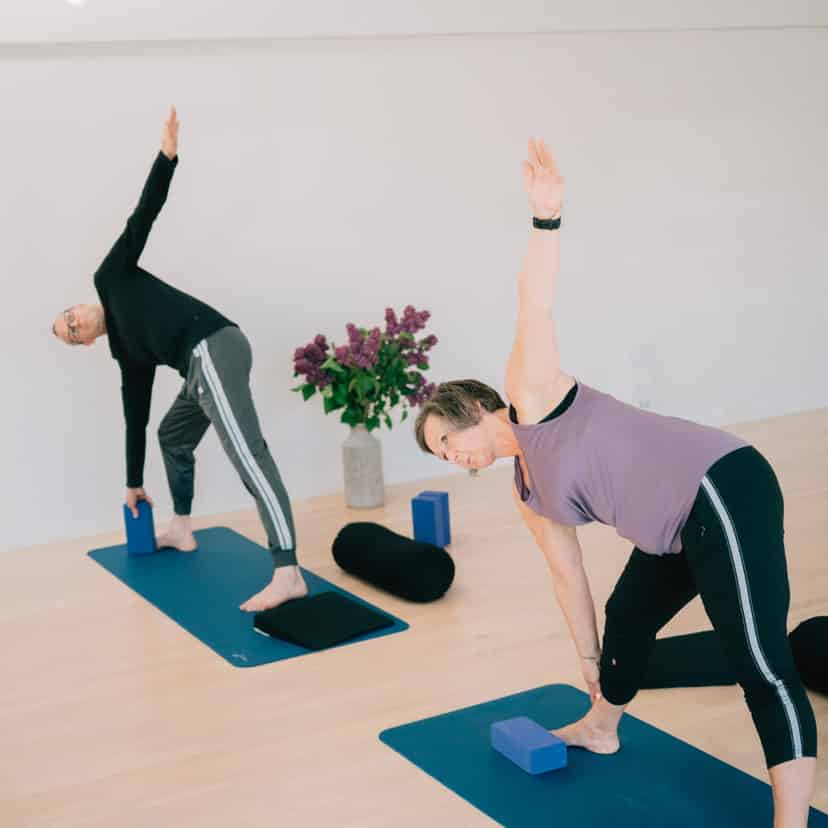 Kvinde og mand dyrker yoga hos FOF Herning