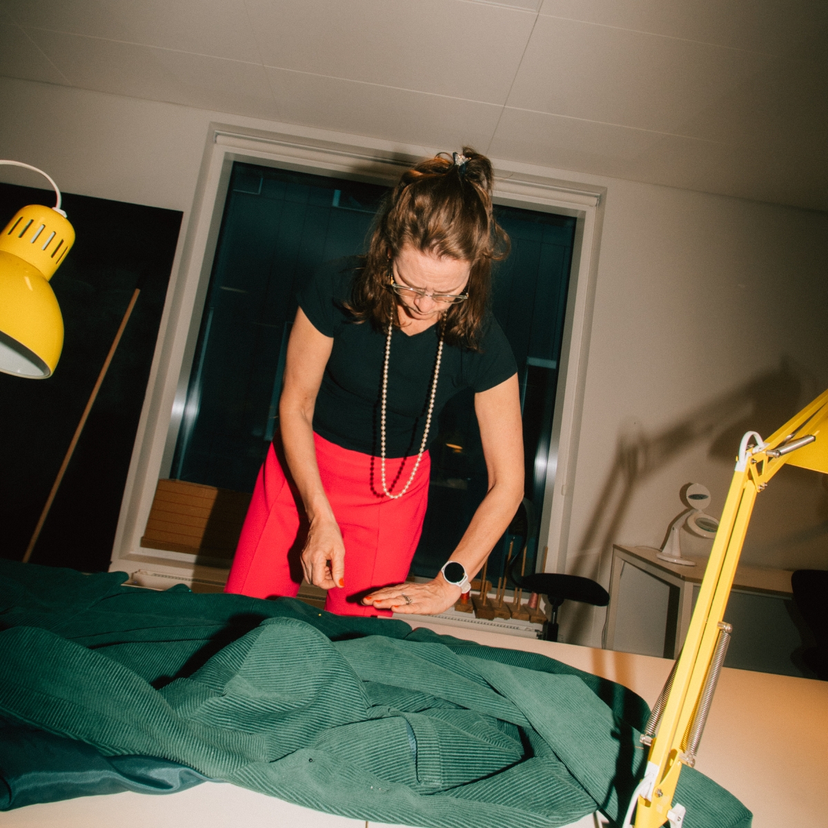 Kvinde klipper mønster til syning hos FOF Djursland