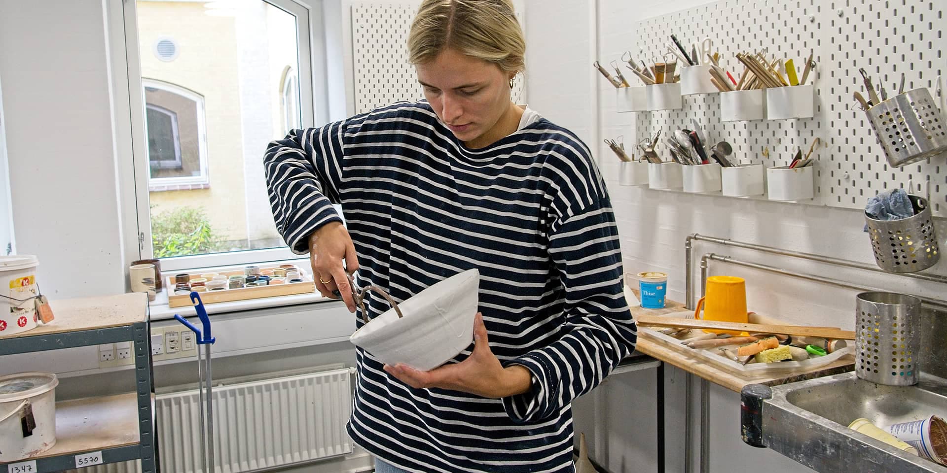 Kursist på keramikkursus i FOF Aarhus