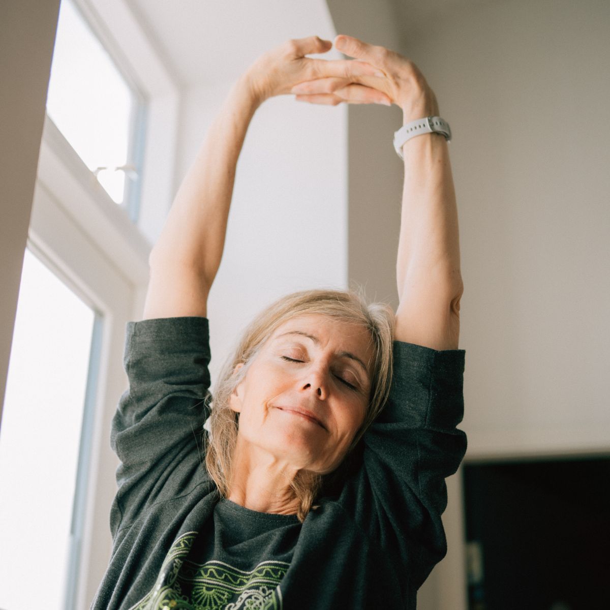 Yogaundervisning hos FOF Vest – deltager i balanceøvelse i Esbjerg.