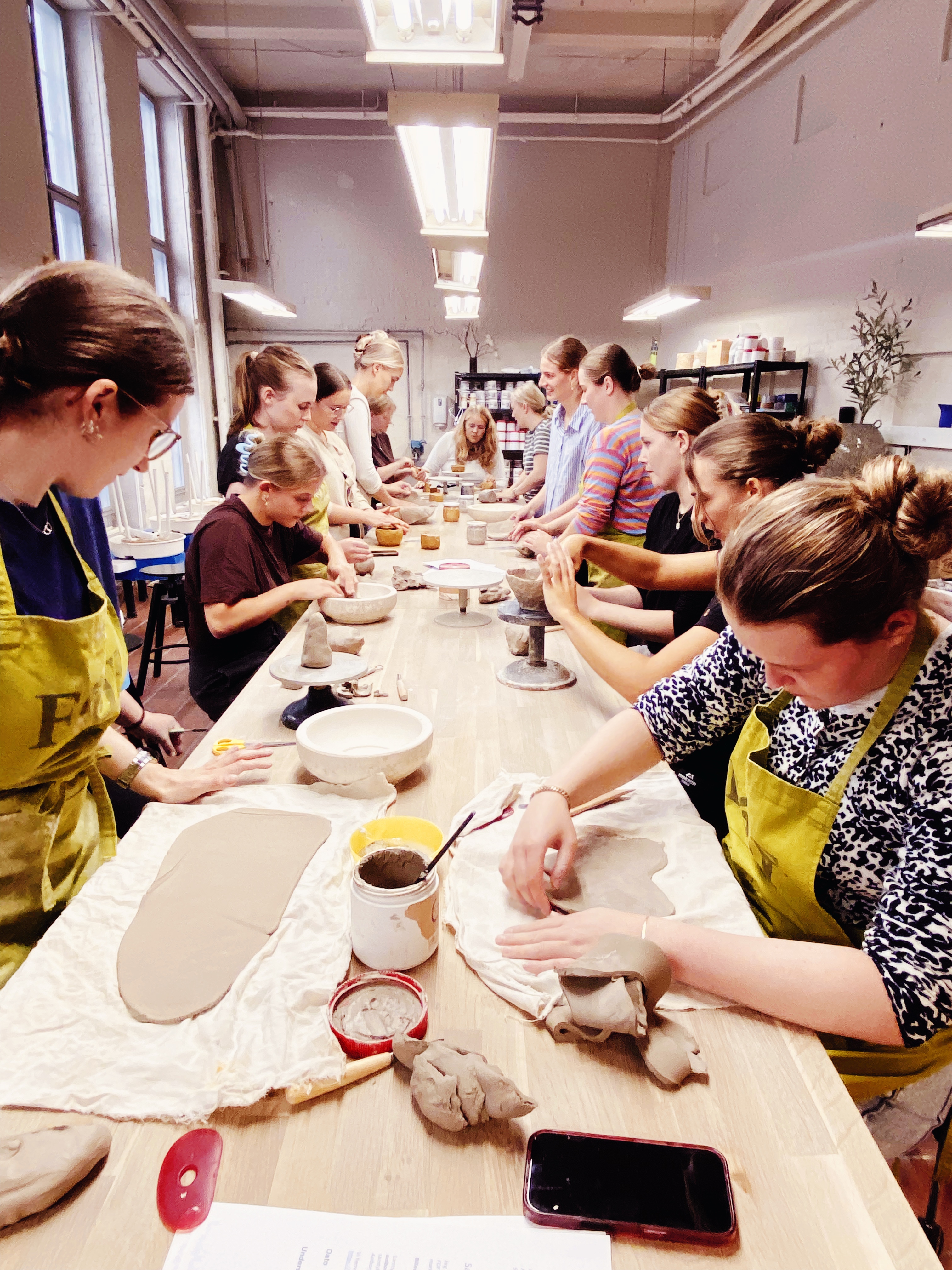 Deltagere udformer ting i ler, på kursus ved FOF Aalborg.