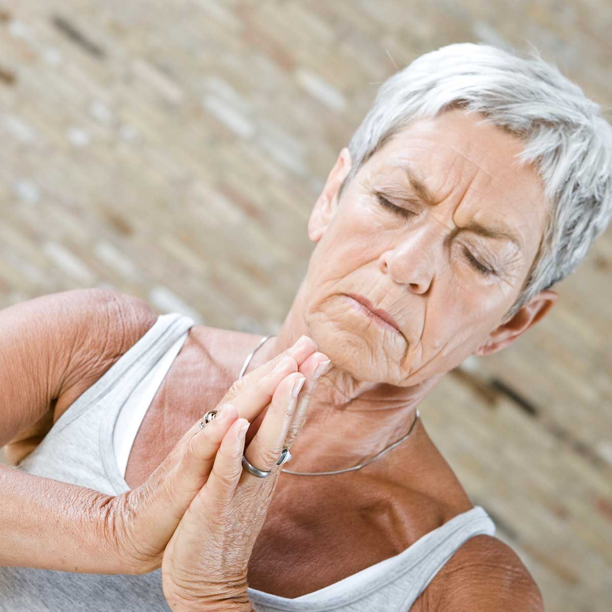 Kursist udfører blide yogaøvelser på FOF’s specialhold