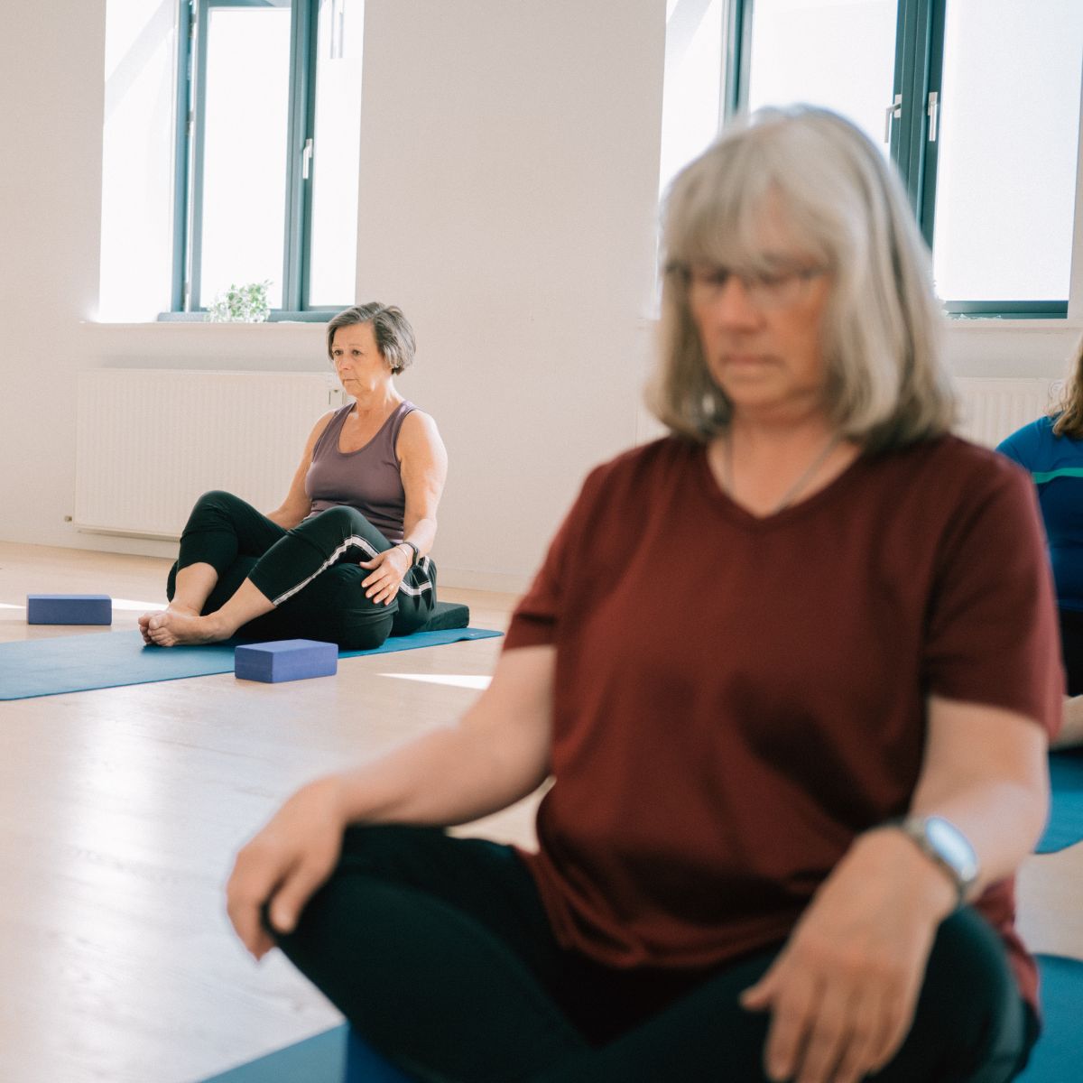 Blid yoga på gulvet