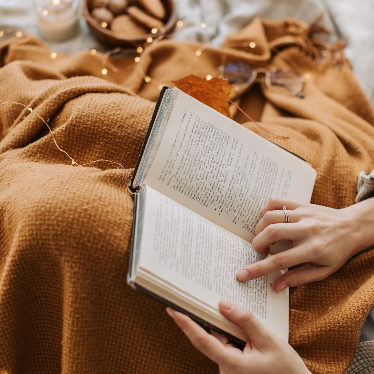 Deltager taler om litteratur på kursus hos FOF Odder