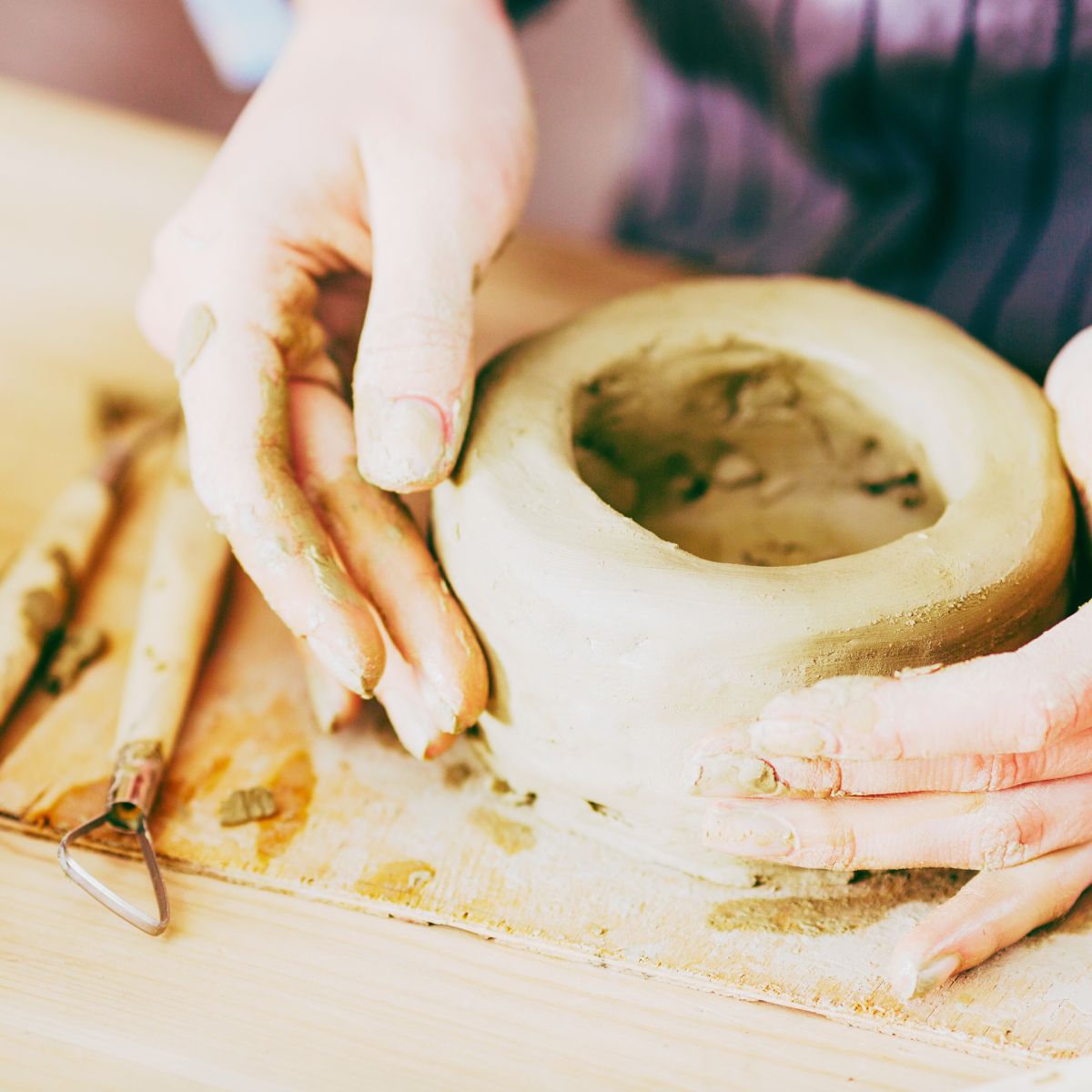 Deltager til keramik kursus i Ikast