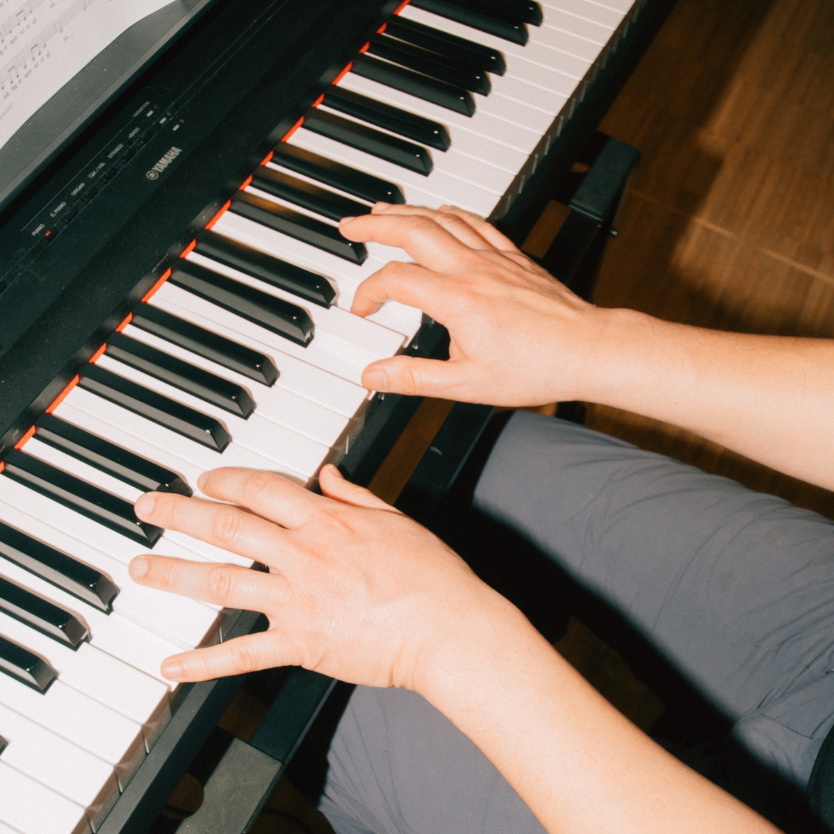 Mand går til klaver hos FOF Djursland